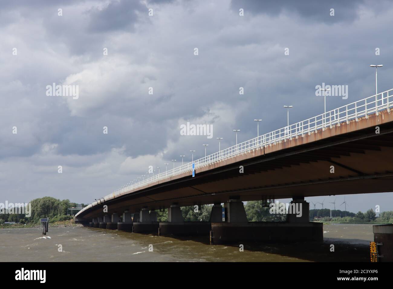 Dunkle Wolken über dem Moerdijkbrug über dem Wasser genannt Hollands Diep Stockfoto