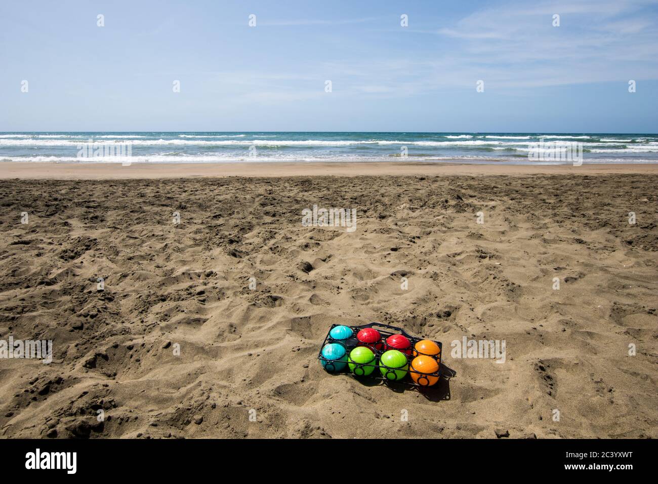 Set von bunten Schalen für Strand spielen mit dem Meer im Hintergrund Stockfoto