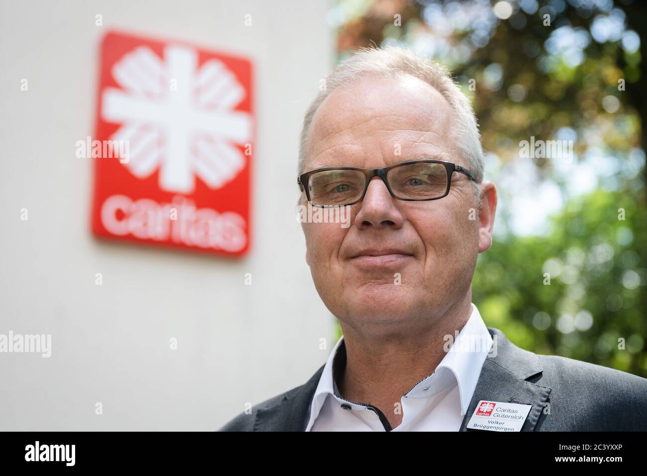 22. Juni 2020, Nordrhein-Westfalen, Gütersloh: Volker Brüggenjürgen, Caritas-Vorstandsmitglied im Landkreis Gütersloh, vor dem Gebäude der Suchtberatung. Der Caritasverband im Landkreis Gütersloh hat dem dort abgeschlachteten Tönnies schwere Vorwürfe hinsichtlich Arbeitssicherheit und Koronamaßnahmen gemacht. Foto: Bernd Thissen/dpa Stockfoto