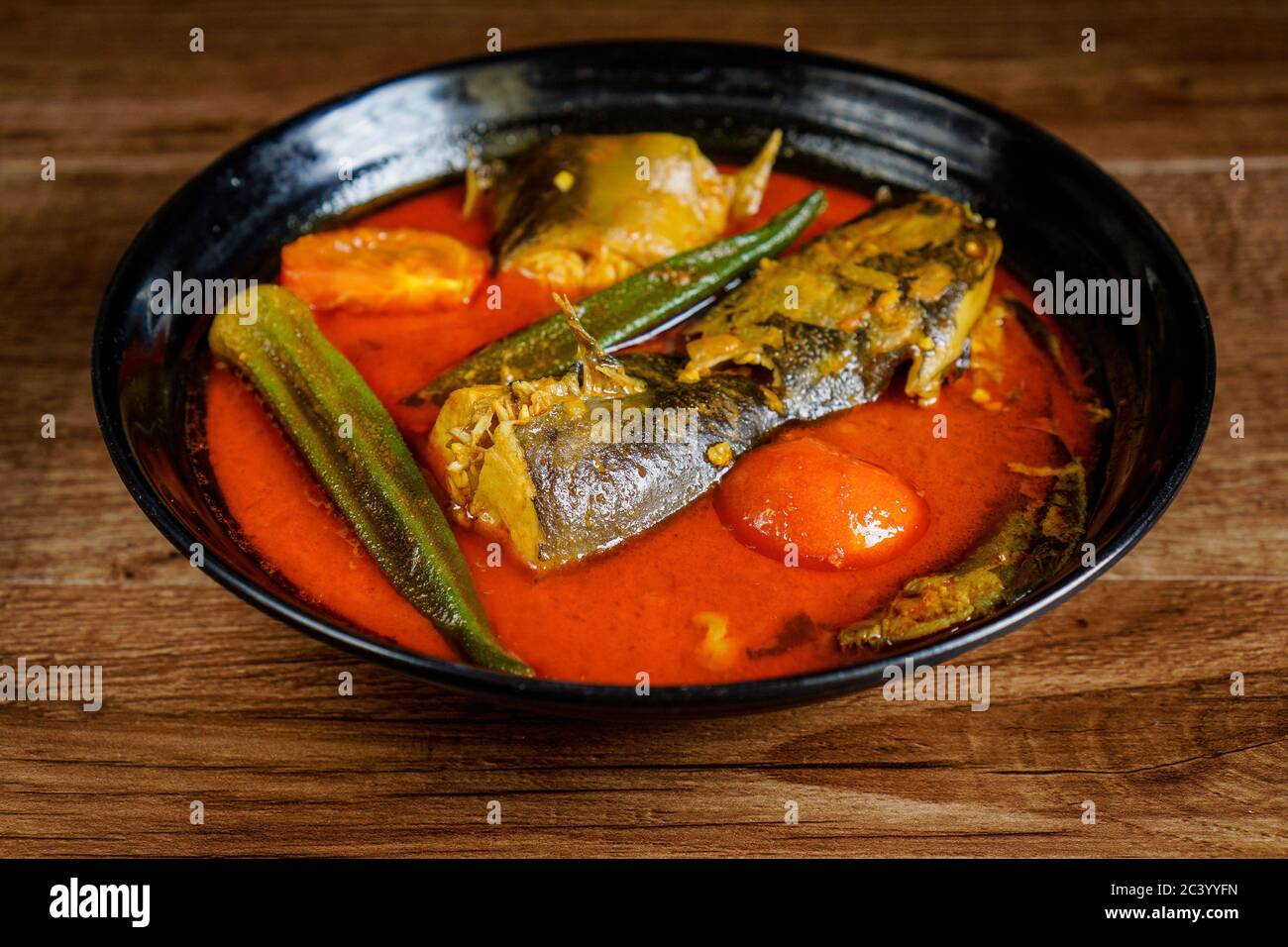 Wels mit würziger Currygravie und Gemüse Stockfoto