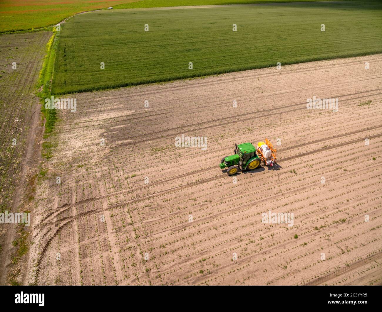Luftbild, über die ein landwirtschaftlicher Fruchtarten in einem Feld Feldspritze Stockfoto