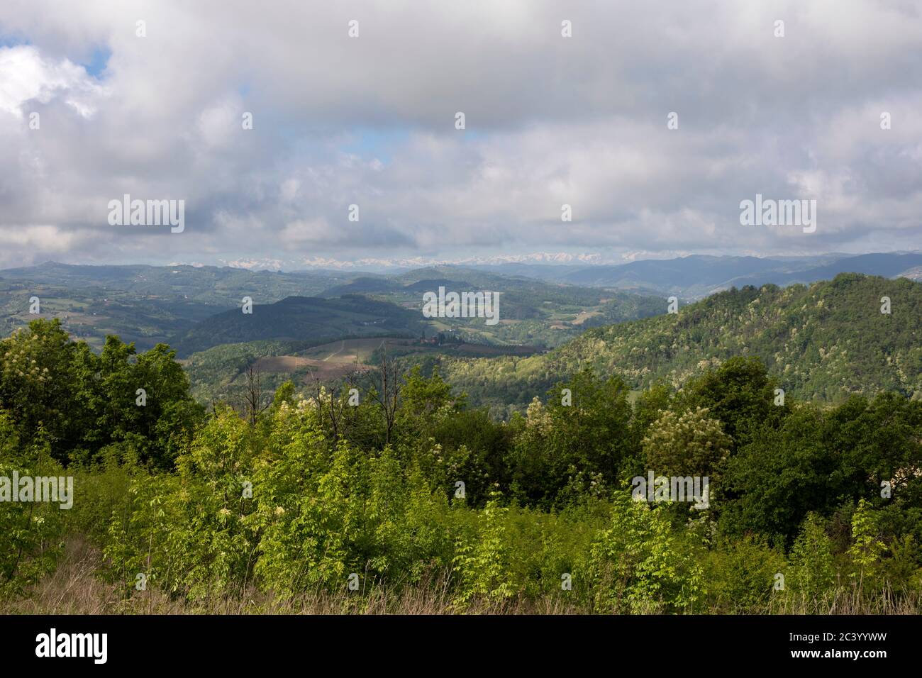 Panoramafenblick auf das Bormida-Tal von Sessame, Piemont, Italien Stockfoto