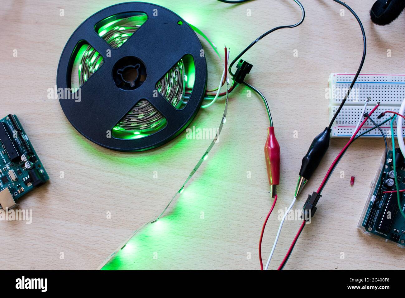 RGB-LED-Streifen adressierbar gesteuert durch einen Mikrocontroller Open Source, um grünen Farbfluss haben. Maker-Projekt für DIY-Umwelt Beleuchtung. Leuchten für Stockfoto