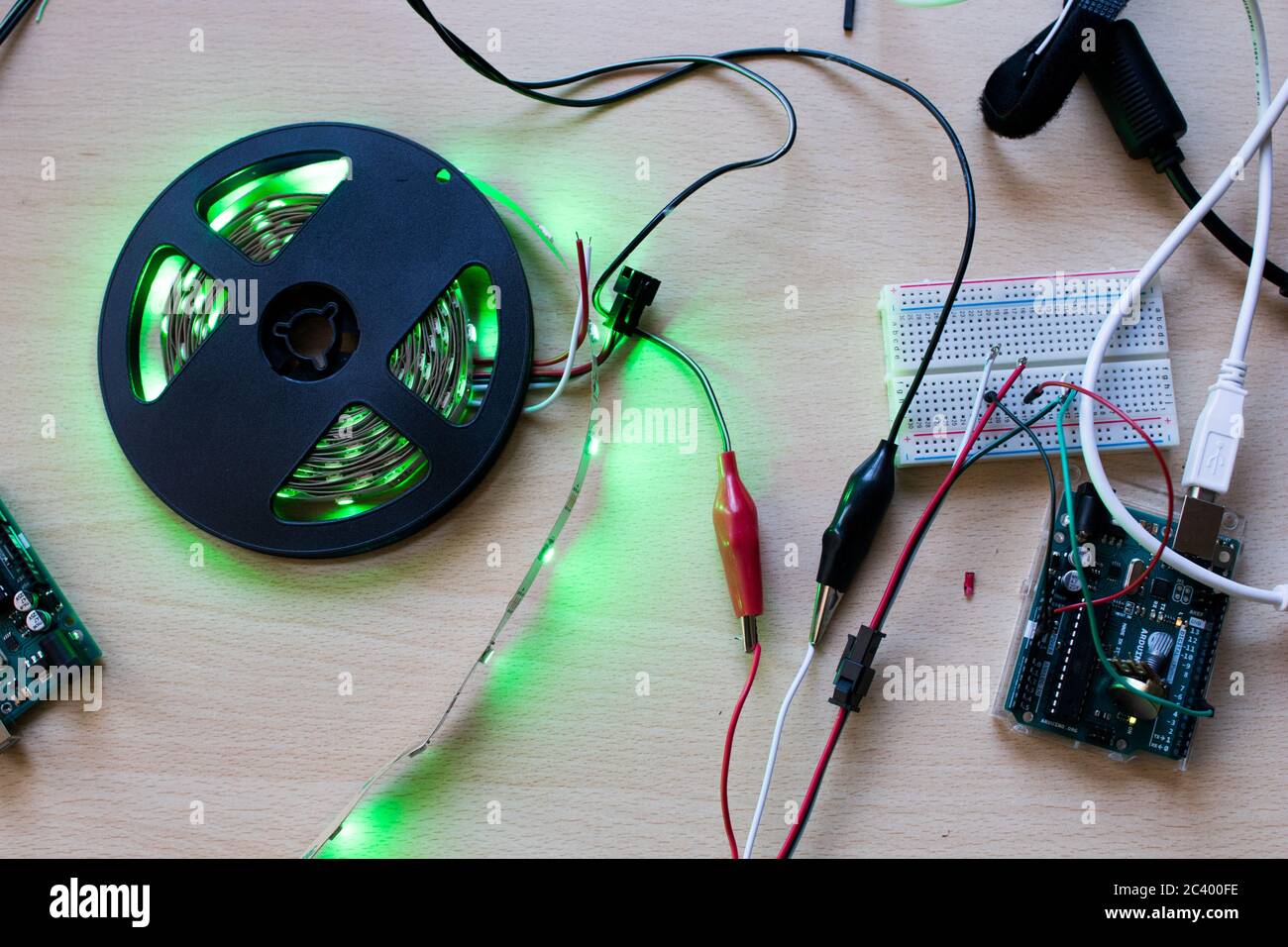 RGB-LED-Streifen adressierbar gesteuert durch einen Mikrocontroller Open Source, um grünen Farbfluss haben. Maker-Projekt für DIY-Umwelt Beleuchtung. Leuchten für Stockfoto