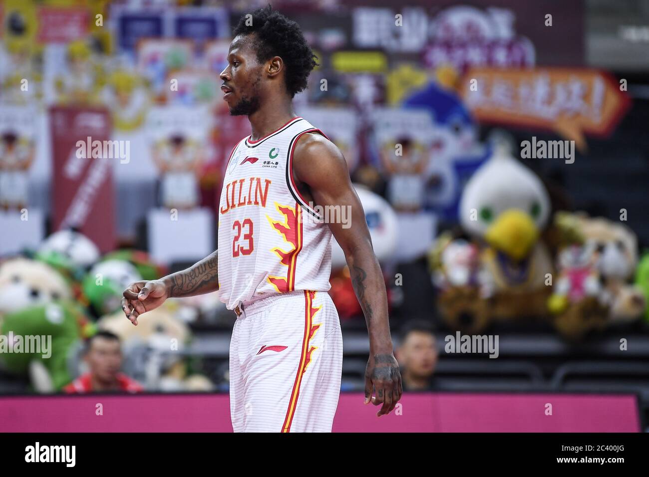 Der amerikanische Profi-Basketballspieler Sean Hill Jr. aus Jilin Northeast Tigers spielt während eines Spiels in der ersten Phase der Wiederaufnahme der chinesischen Basketballvereinigung (CBA) gegen Sichuan Blue Whales, Dongguan, südchinesische Provinz Guangdong, 21. Juni 2020. Jilin Northeast Tigers besiegte Sichuan Blauwale mit 97-85. Die chinesische Basketball-Liga hat nach einer fast fünfmonatigen Abschaltung wieder begonnen, mit weniger ausländischen Spielern und keine Fans in den Tribünen. Die CBA wurde am 24. Januar ausgesetzt, eine Woche bevor sie nach einer Frühjahrspause am Ende der regulären Saison zurückkehren sollte. Das se Stockfoto