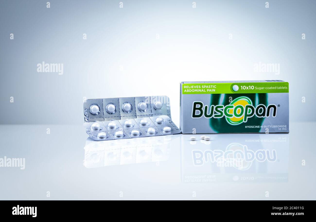 CHONBURI, THAILAND-30. MAI 2020 : Buscopan zur Linderung spastischer Bauchschmerzen. Hyoscine Tabletten Pillen in Blisterpackung in der Nähe von Papier-Box-Paket. Weiß Stockfoto