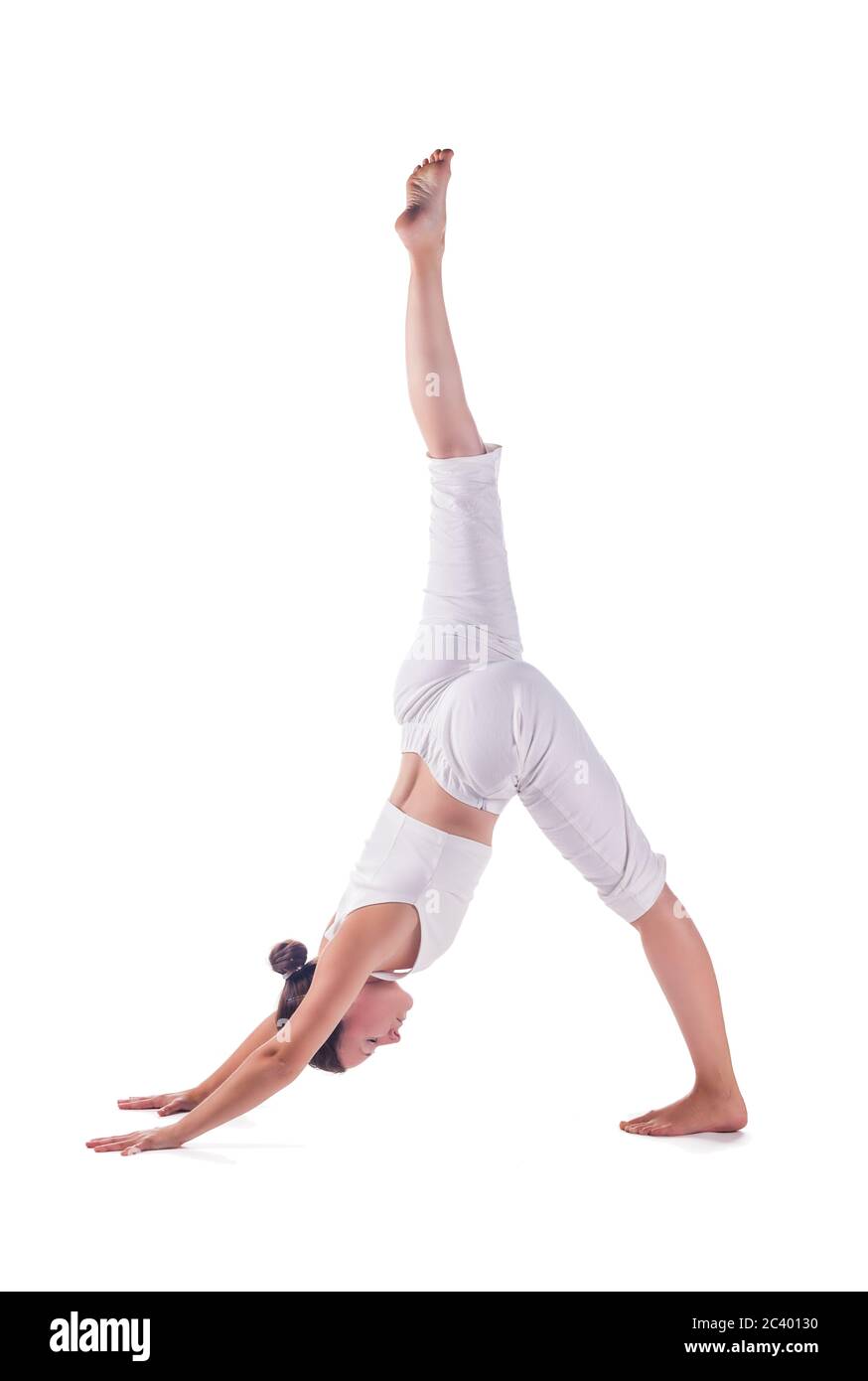 Frau, die Yoga praktiziert, indem sie die Halb-Mond-Pose macht. Ardha Chandrasana - Vielfalt Stockfoto