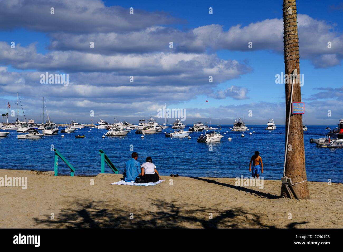 Ein Paar am Avalon Beach Stockfoto