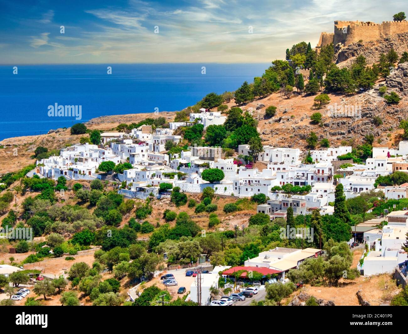 Das berühmte und historische mittelalterliche Dorf Lindos auf der griechischen Insel Rhodos mit der Akropolis im Hintergrund Stockfoto