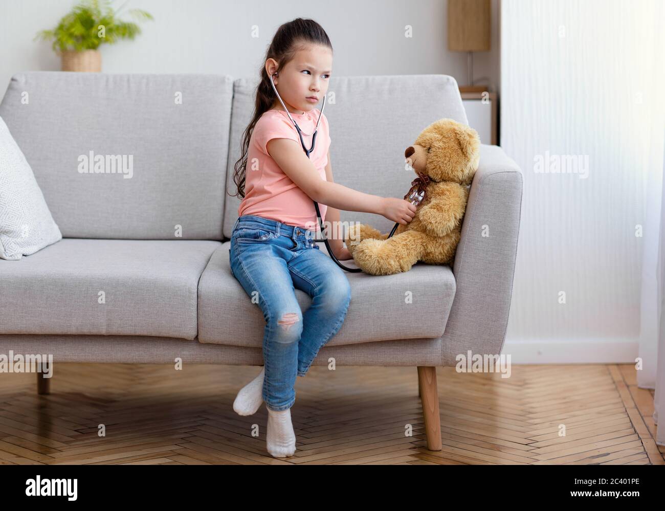 Hübsches junges Mädchen besuchte ihren Arzt Hübsches junges Mädchen besuchte ihren Arzt