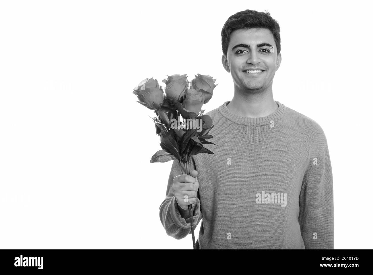 Junge glücklich Persischen Mann mit roten Rosen zum Valentinstag bereit Stockfoto