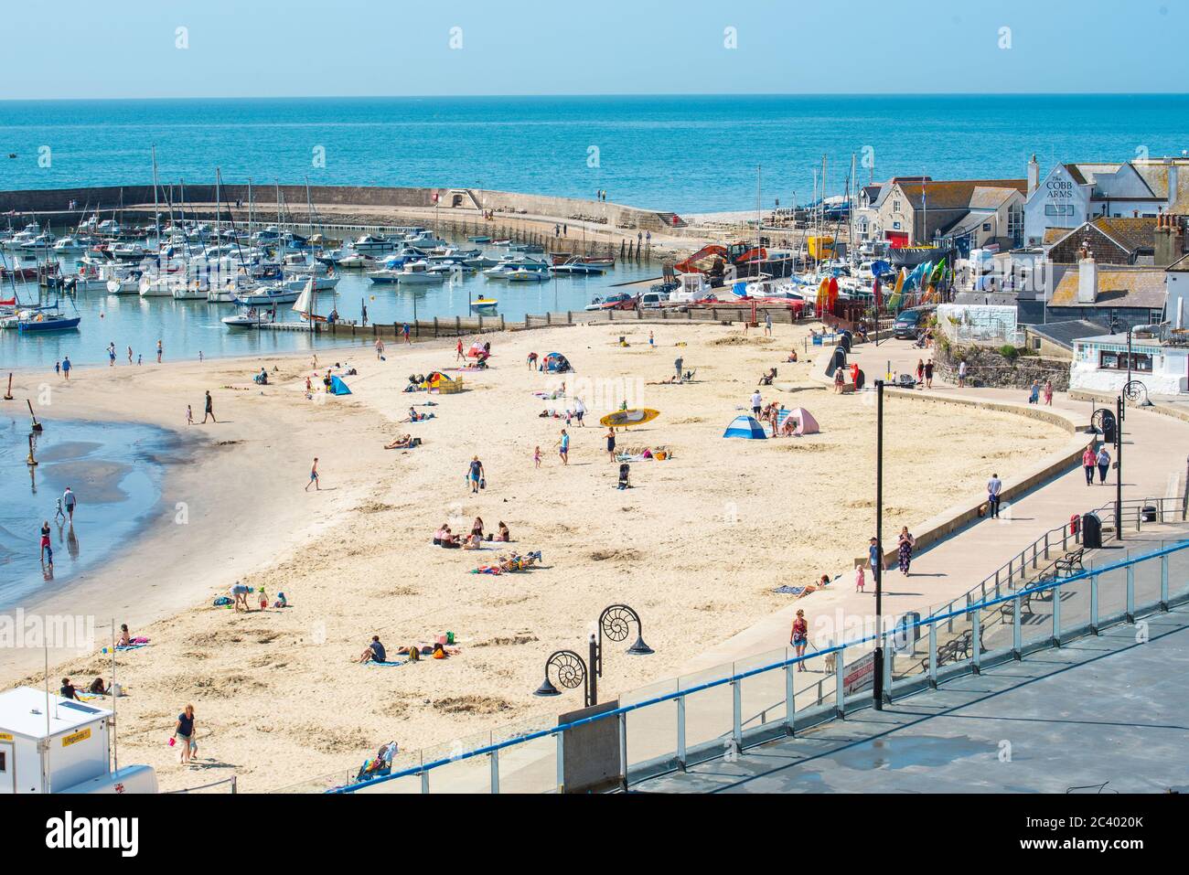 Lyme Regis, Dorset, Großbritannien. Juni 2020. UK Wetter: Sengende heiße Sonne im Badeort Lyme Regis. Da das Land die Beschränkungen des Coronavirus auslöst, öffnet sich der Tourismus in der Stadt, und es wird erwartet, dass eine hohe Anzahl von Besuchern an den Strand strömen wird, um die Sonne des „Flammenden Junis“ in dieser Woche zu genießen. Kredit: Celia McMahon/Alamy Live Nachrichten Stockfoto