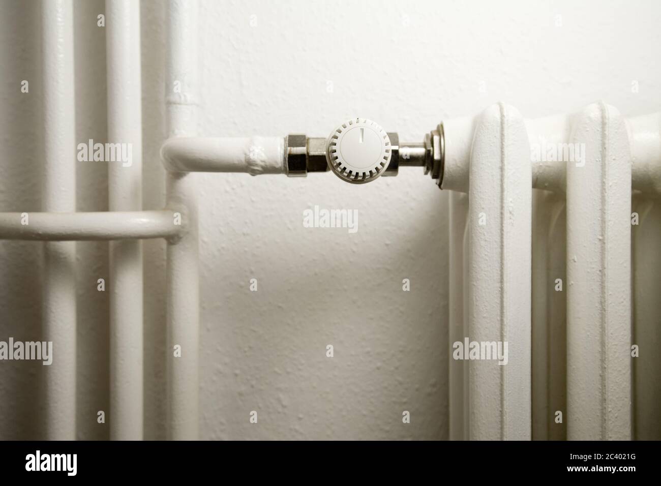 Thermostat zwischen Heizungs- und Heizungsleitungen Stockfoto
