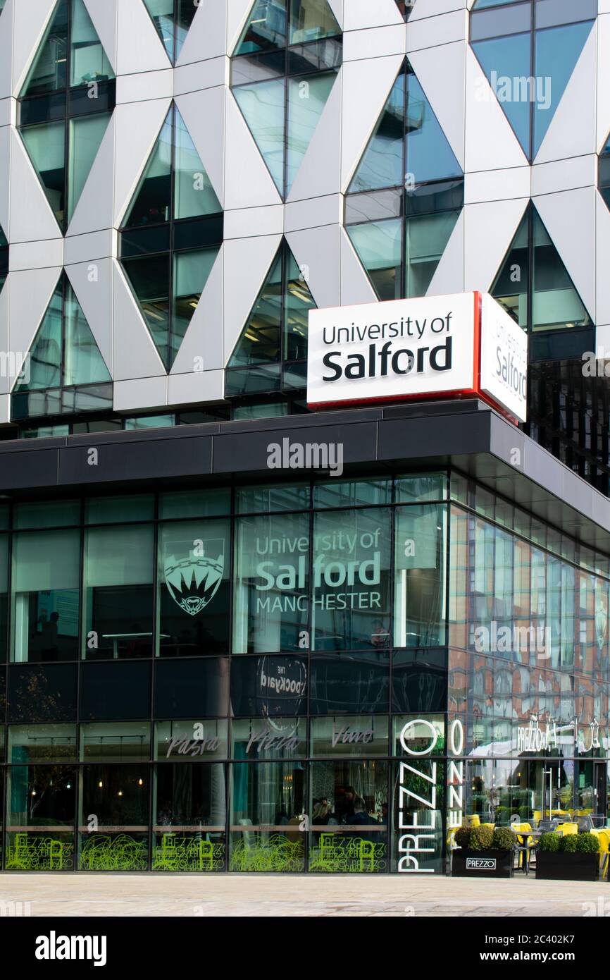 Gebäude der Universität von Salford in Media City, Salford Quays, Manchester mit Prezzo Restaurant im Erdgeschoss Stockfoto