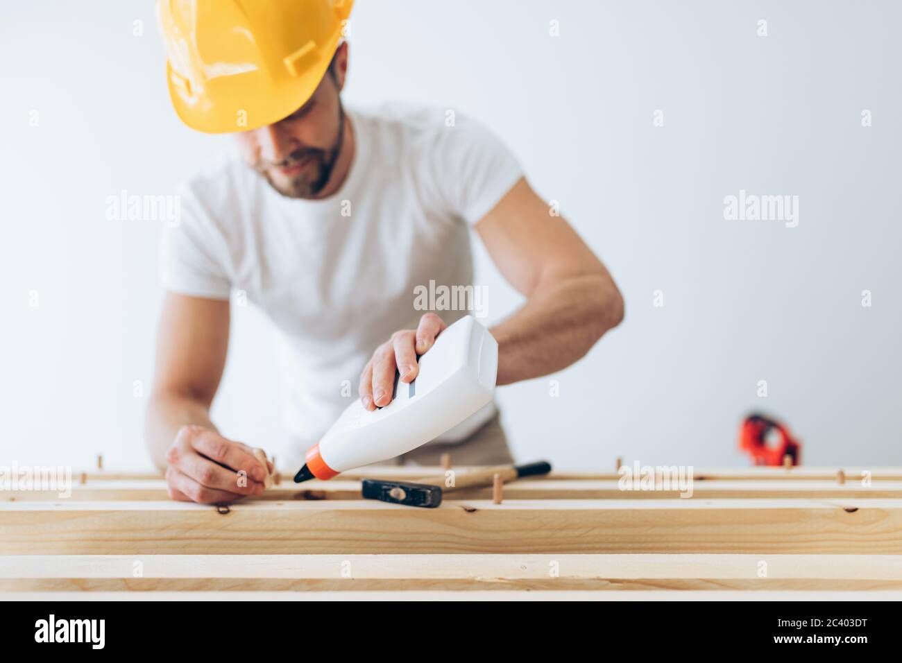 Zimmermann arbeitet an einem Projekt in seiner Werkstatt Stockfoto