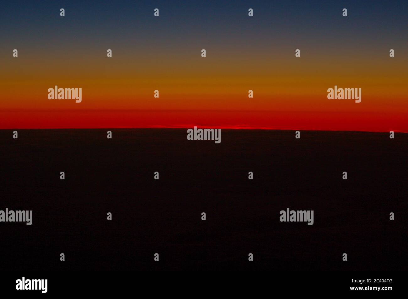 Bildfolge des gleichen Sonnenuntergangs gleicher Aussichtspunkt,Sonnenuntergang über dem Meer,Regenbogenuntergang über dem Meer,Regenbogen,Karmesin,Sonnenuntergang,Regenbogenspektrum,Sonnenuntergang, Stockfoto