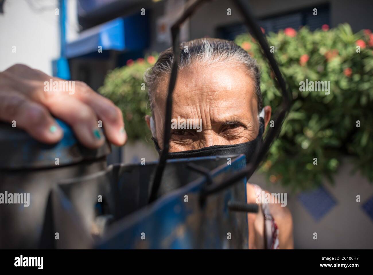 SÃO PAULO, SP - 22.06.2020: PANDEMIE UND SELBSTORGANISATION HELI'POLIS - Lieferung von Lunchboxen und Hygienematerialien gesammelt und gespendet von der Anwohner Vereinigung von Heliópolis, südlich der Stadt São Paulo, an diesem Montag, 22. (Foto: Isabella Finholdt/Fotoarena) Stockfoto