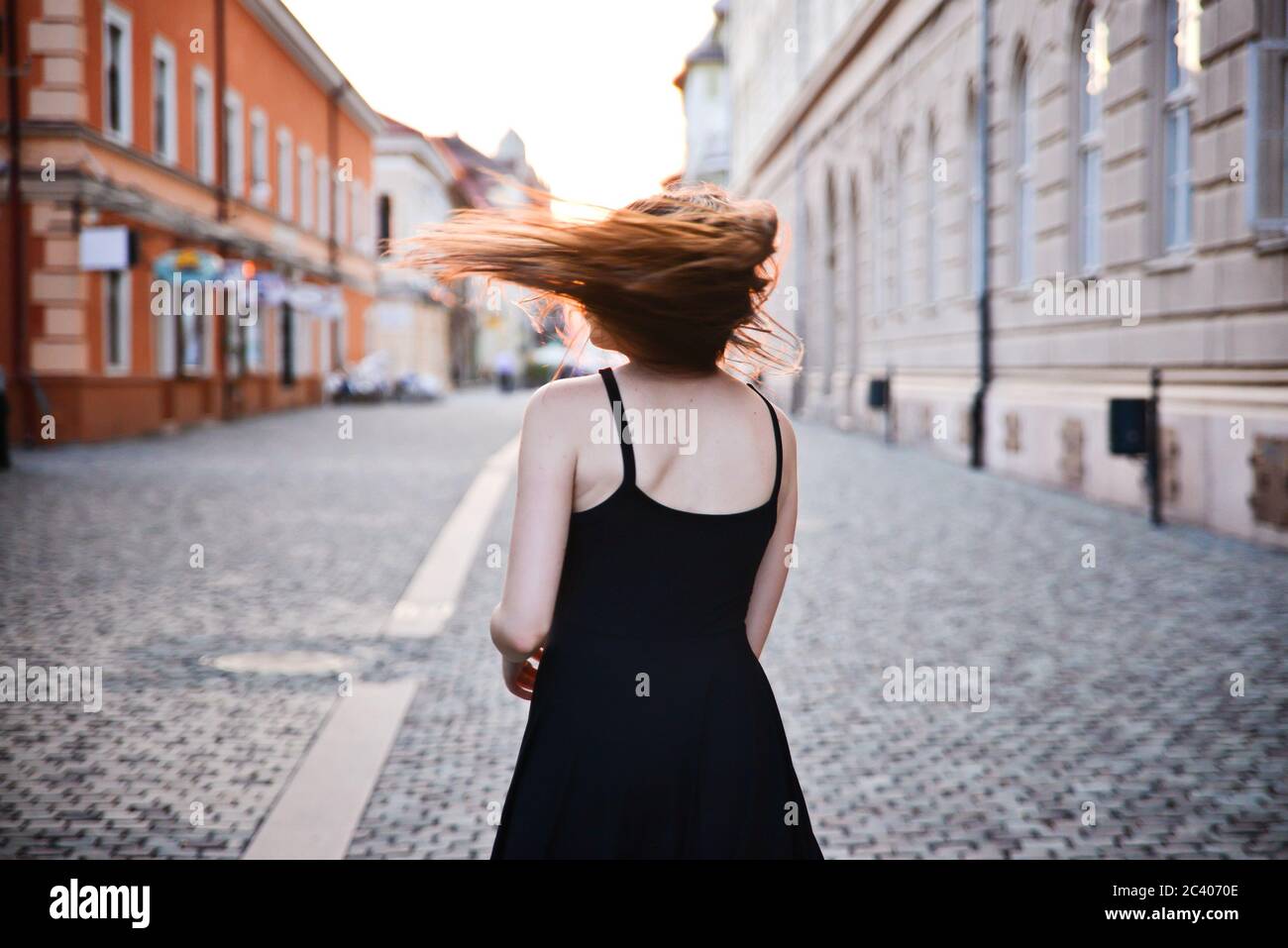 Straßenportrait einer schönen Brünette Frau in schwarzen kniehohen Stiefeletten Stockfoto