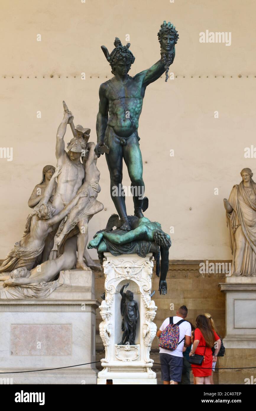 Perseus mit dem Kopf der Medusa, Bronzestatue von Benvenuto Cellini, Piazza Signoria, Florenz, Italien Stockfoto