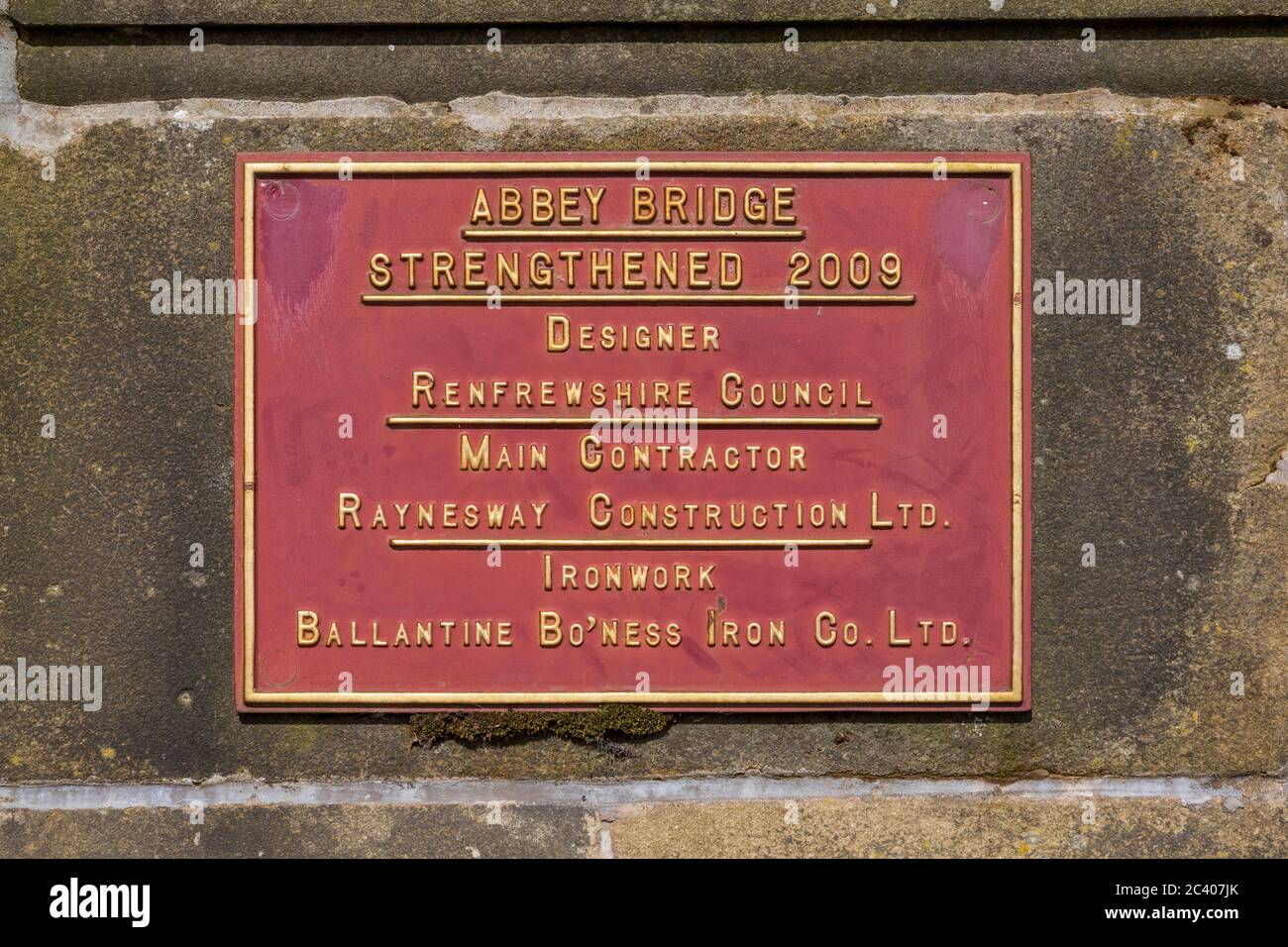 Abbey Bridge, Paisley. Ein Schild, das Details zur Stärkung von 2009, Renfrewshire, Schottland, Großbritannien, auflistet Stockfoto