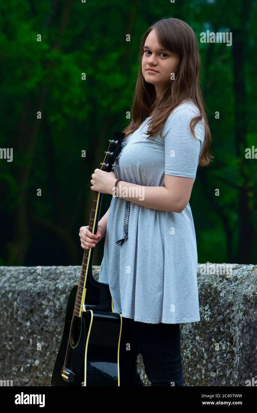 Portrait von hübschen Teenager-Mädchen mit Gitarre Stockfoto