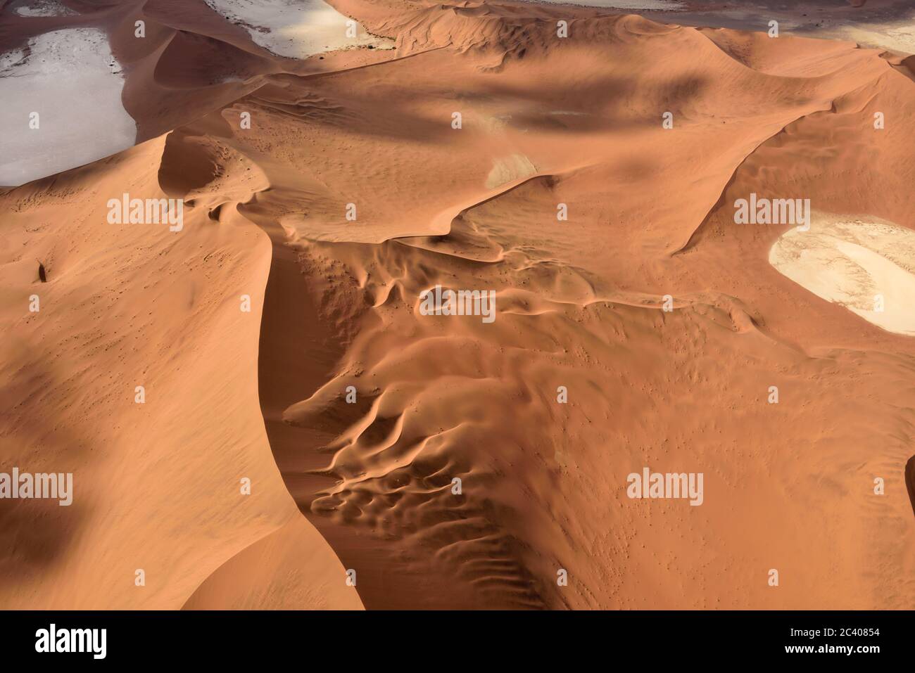 Luftaufnahme der hohen roten Dünen, in der Namib Wüste, im Namib-Naukluft Nationalpark von Namibi Stockfoto