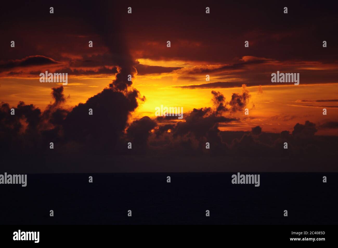 Bildfolge eines Sonnenuntergangs,Bildfolge eines Sonnenuntergangs über dem Meer,Bildfolge eines Sonnenuntergangs über dem Meer,Rotes Sonnenuntergang über dem Meer, lila Klo Stockfoto