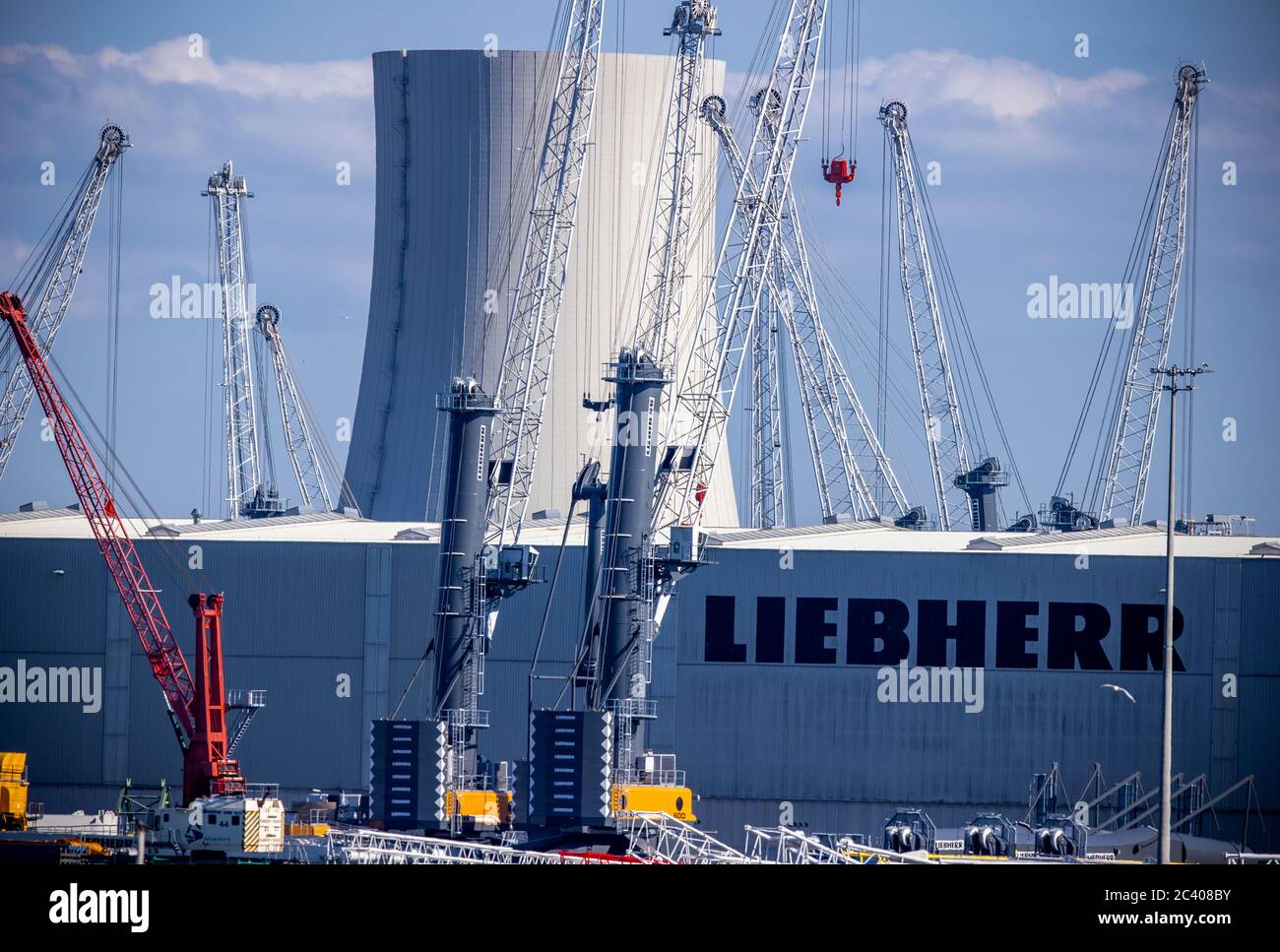 Rostock, Deutschland. Juni 2020. Hafenmobilkrane befinden sich auf dem