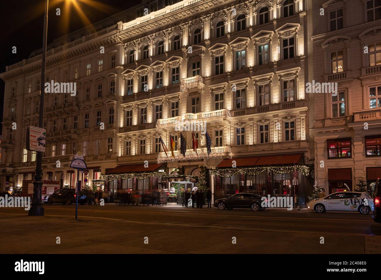 Fassade des Hotel Sacher bei Nacht, Wien, Österreich, Europa. Stockfoto