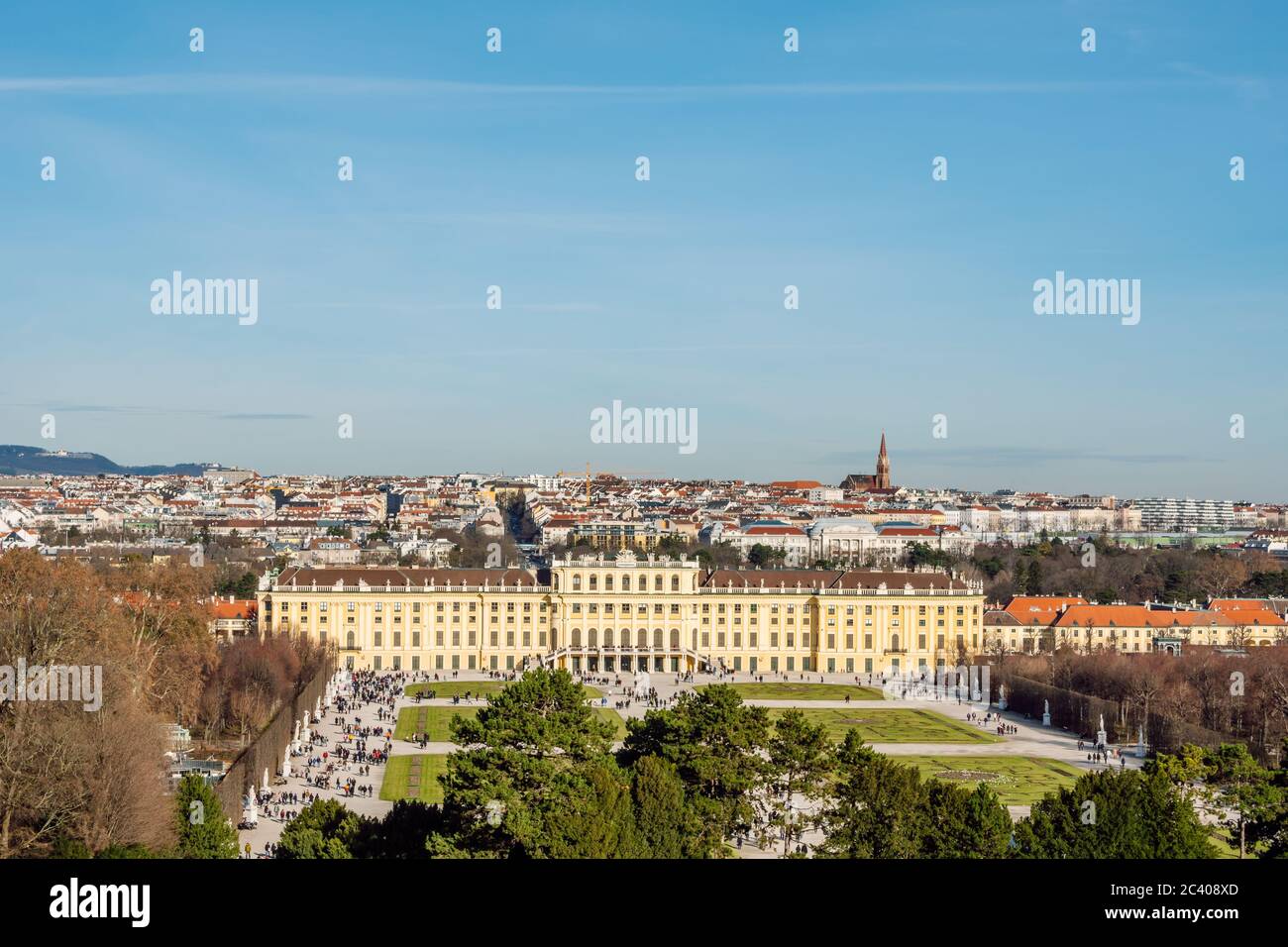Wien Panorama und Schloss Schönbrunn ( Schloss Schönbrunn ) Blick von Gloriette bei sonnigem Tag. Schloss Schönbrunn ist UNESCO-Weltkulturerbe. Stockfoto