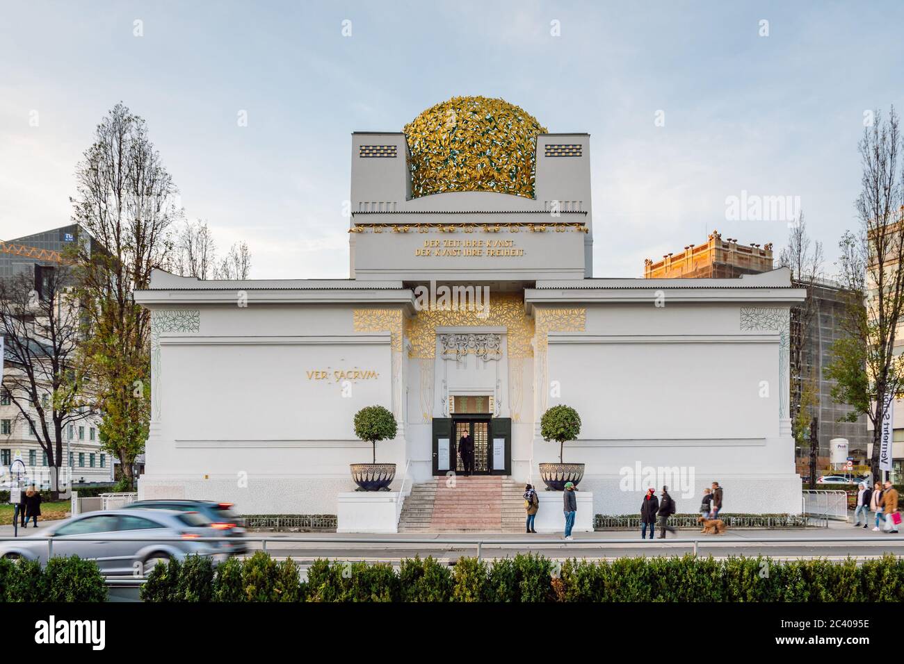 Wiener Secession Gebäude mit Text der Zeit Ihre Kunst, der Kunst Ihre Freiheit bedeutet für das Zeitalter seine Kunst, die Kunst seine Freiheit. Stockfoto