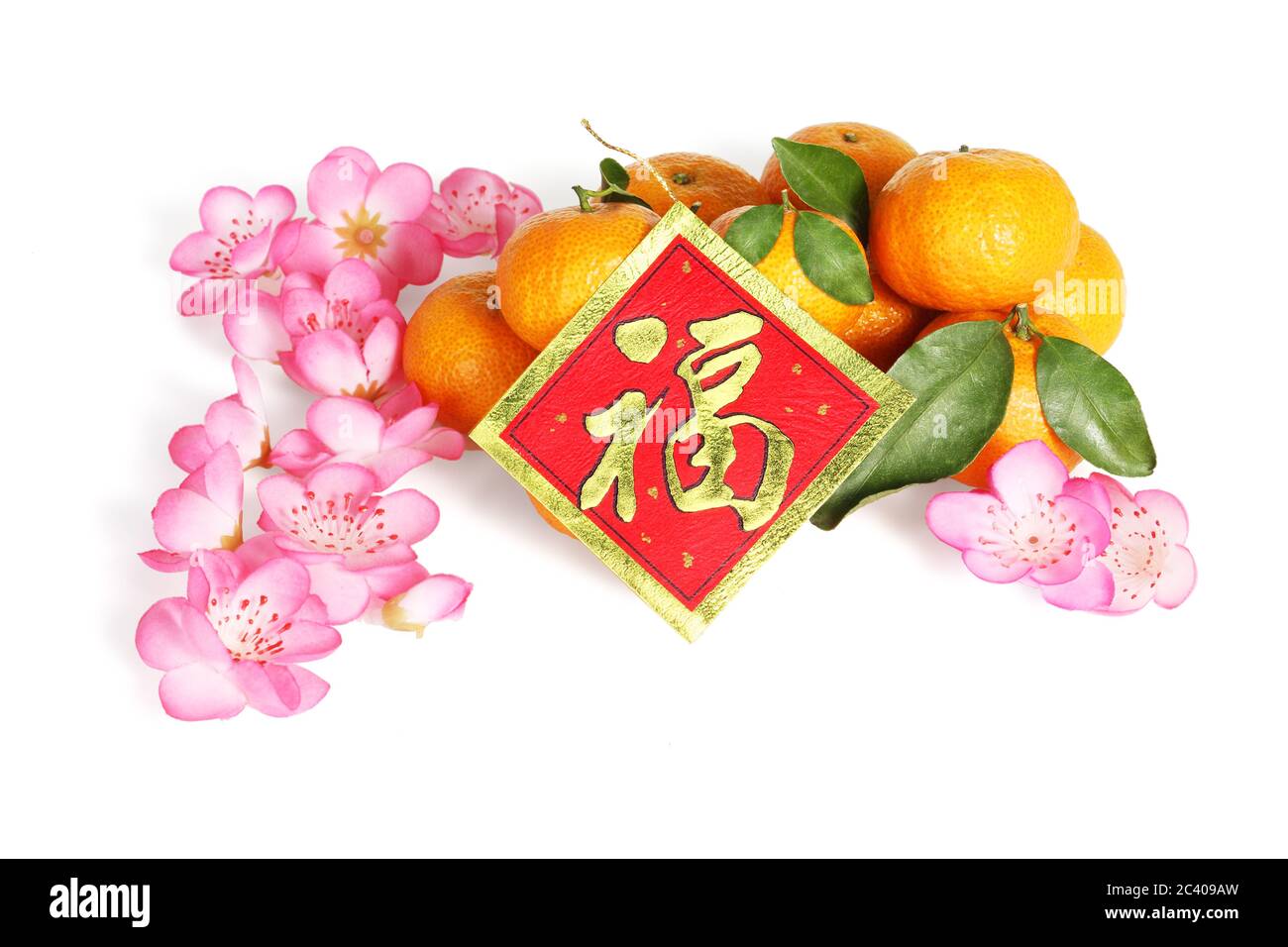 Mandarin Orangen mit Pflaumenblüten und Glückwunschkarte für das chinesische Neujahr - Übersetzung 'Good Fortune' Stockfoto