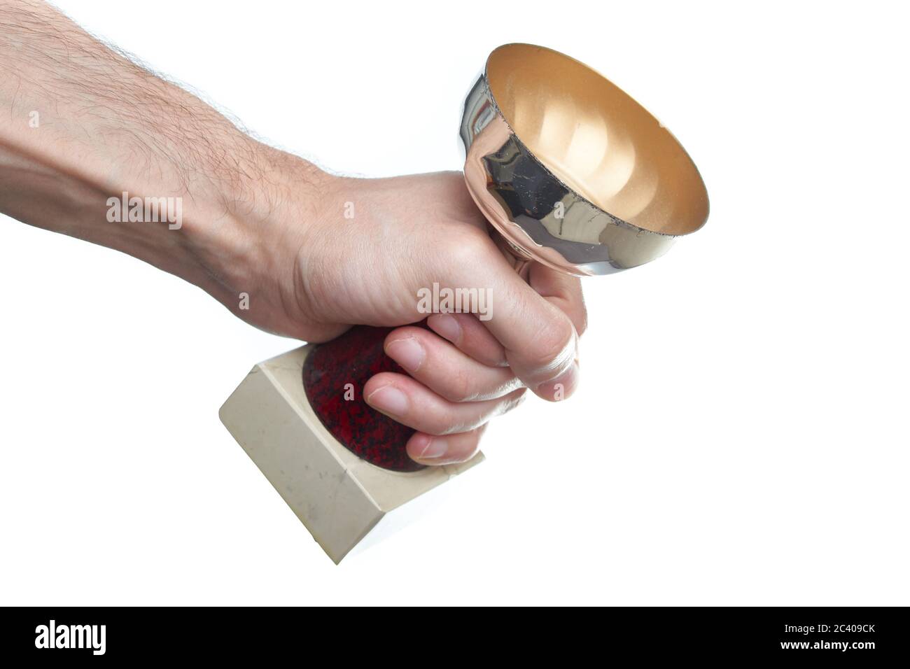 Mann Hand hält eine Trophäe isoliert auf weißem Hintergrund. Stockfoto