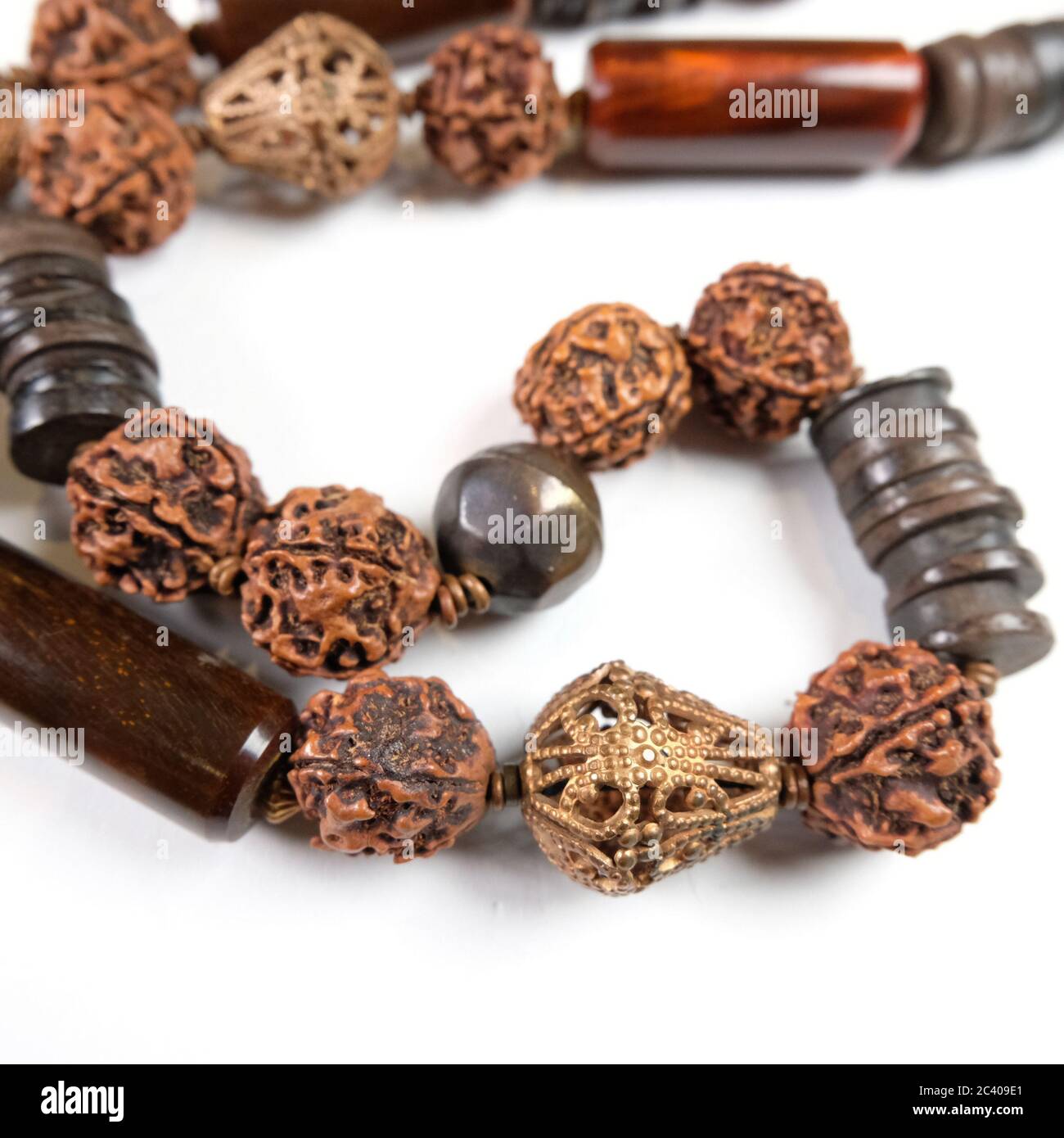 Nahaufnahme einer Halskette aus Halbedelsteinen handgefertigt - Nut Bead Stockfoto