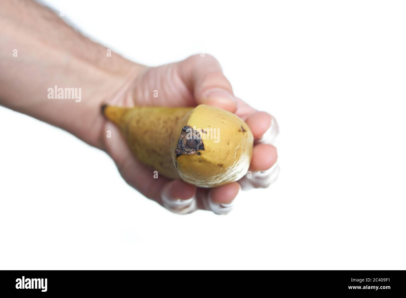 Mann Hand hält eine Banane auf weißem Hintergrund Stockfoto