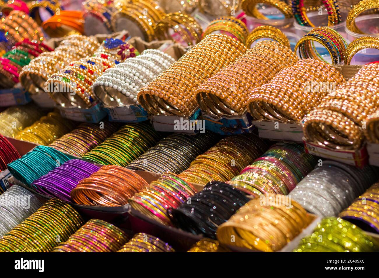 Mehrfarbige Indische Glas/Metall-Armreifen Auf Dem Regal Zum Verkauf Angeordnet Stockfoto