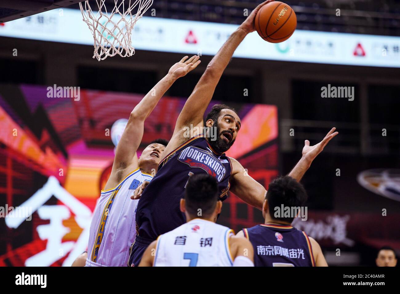 Qingdao, Chinas Provinz Shandong. Juni 2020. Hamed Haddadi (2. L) von Nanjing Tongxi Monkey Kings springt am 2019-2020 23. Juni 2020 in der neu wiederaufgenommenen Liga der Chinesischen Basketballvereinigung (CBA) in Qingdao, der ostchinesischen Provinz Shandong, um den Ball während eines Spiels zwischen Beijing Ducks und Nanjing Tongxi Monkey Kings. Quelle: Li Ziheng/Xinhua/Alamy Live News Stockfoto