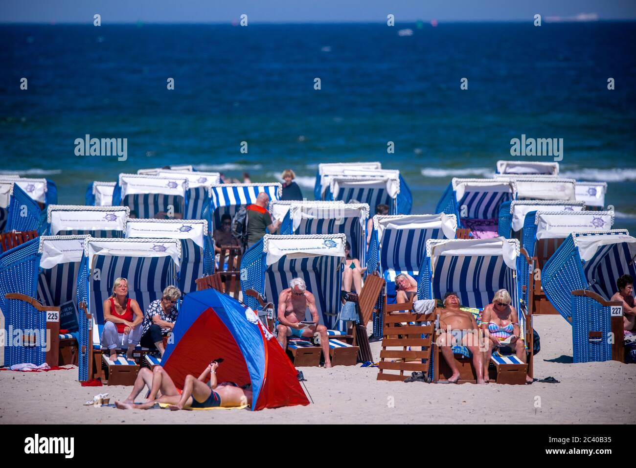 15. Juni 2020, Mecklenburg-Vorpommern, Warnemünde: Urlauber nutzen das sonnige Wetter, um den Strand von Warnemünde zu besuchen. Foto: Jens Büttner/dpa-Zentralbild/ZB Stockfoto