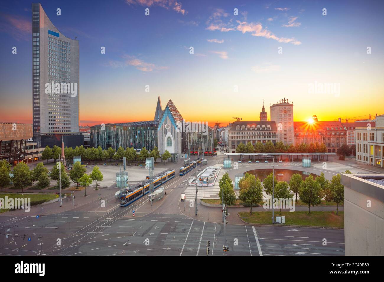 Leipzig, Deutschland. Stadtbild von der Leipziger Innenstadt bei schönem Sonnenuntergang. Stockfoto