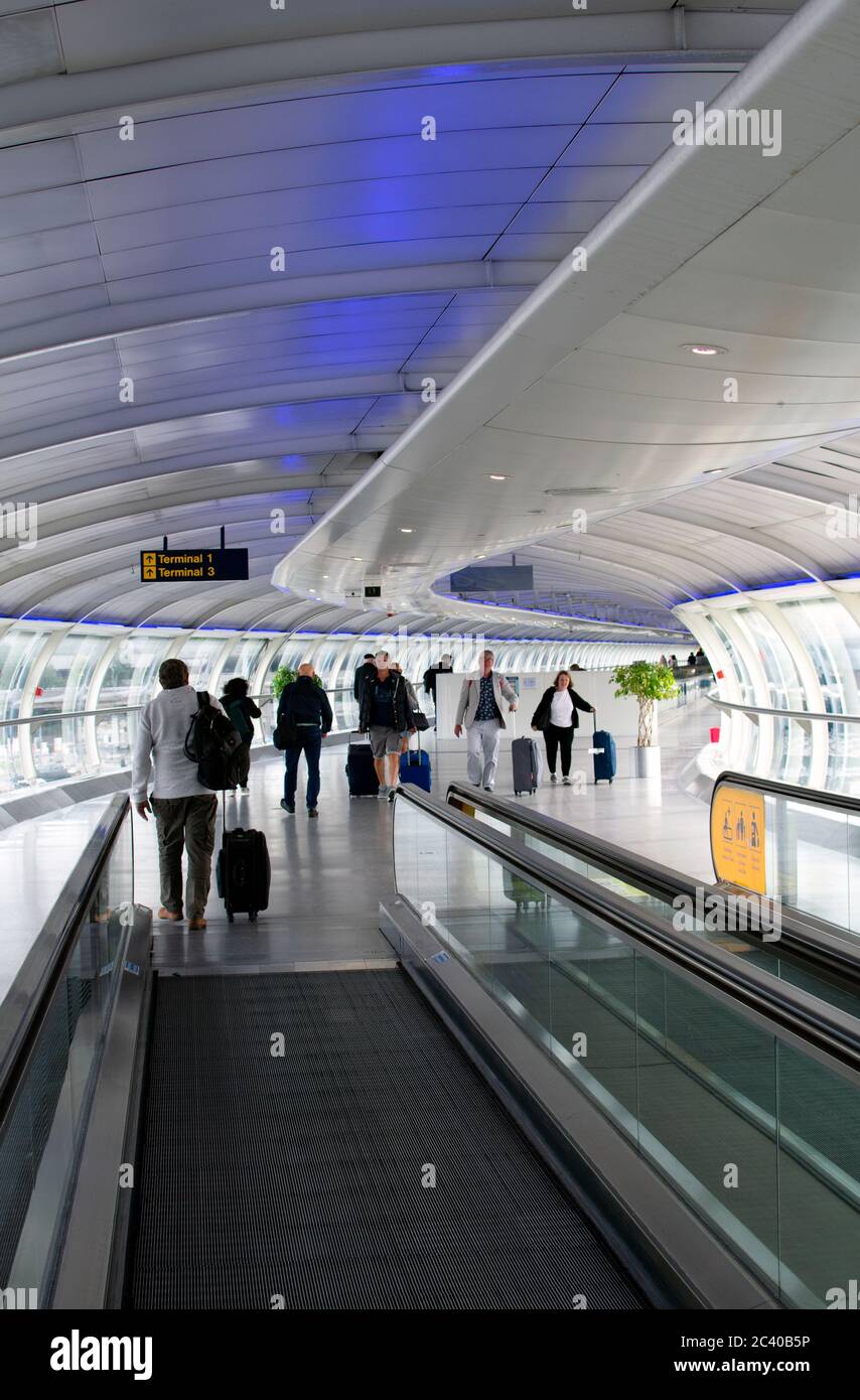 Manchester Flughafen. Der Weg von den Terminals zum Bahnhof. Menschen reisen nach Hause oder ins Ausland. Stockfoto