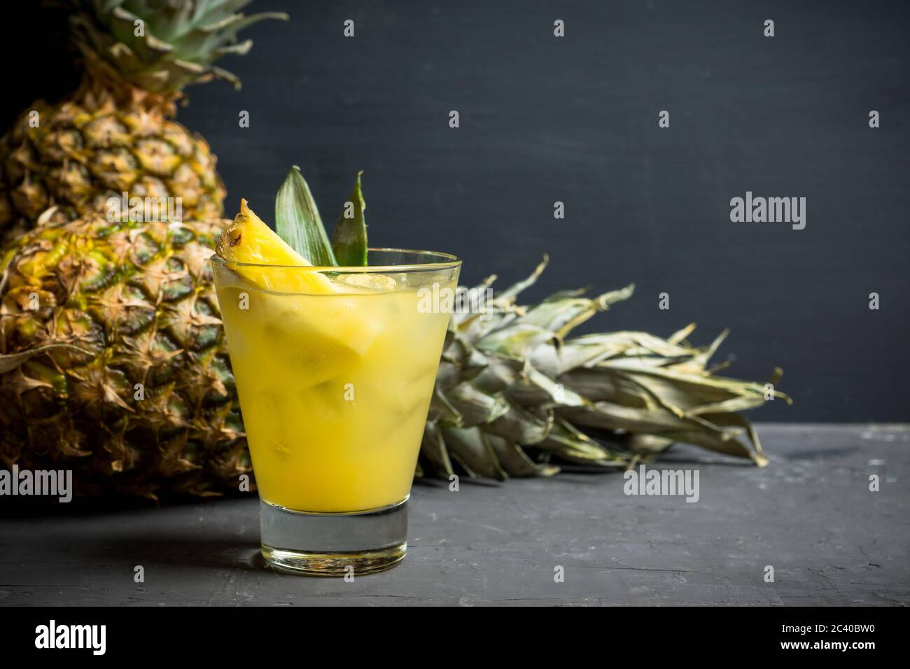 Süßer Mai Tai Cocktail mit Ananas und Rum. Selektiver Fokus. Stockfoto
