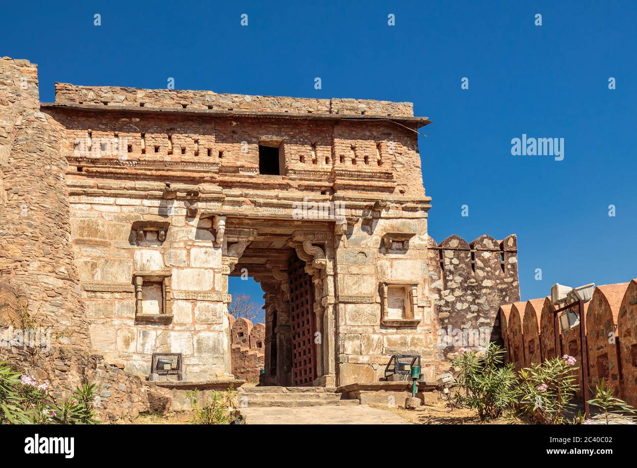 Kumbhalgarh Fort Tor ist Weltkulturerbe in der Nähe von Udaipur von Rajasthan Staat im westlichen Indien. Stockfoto