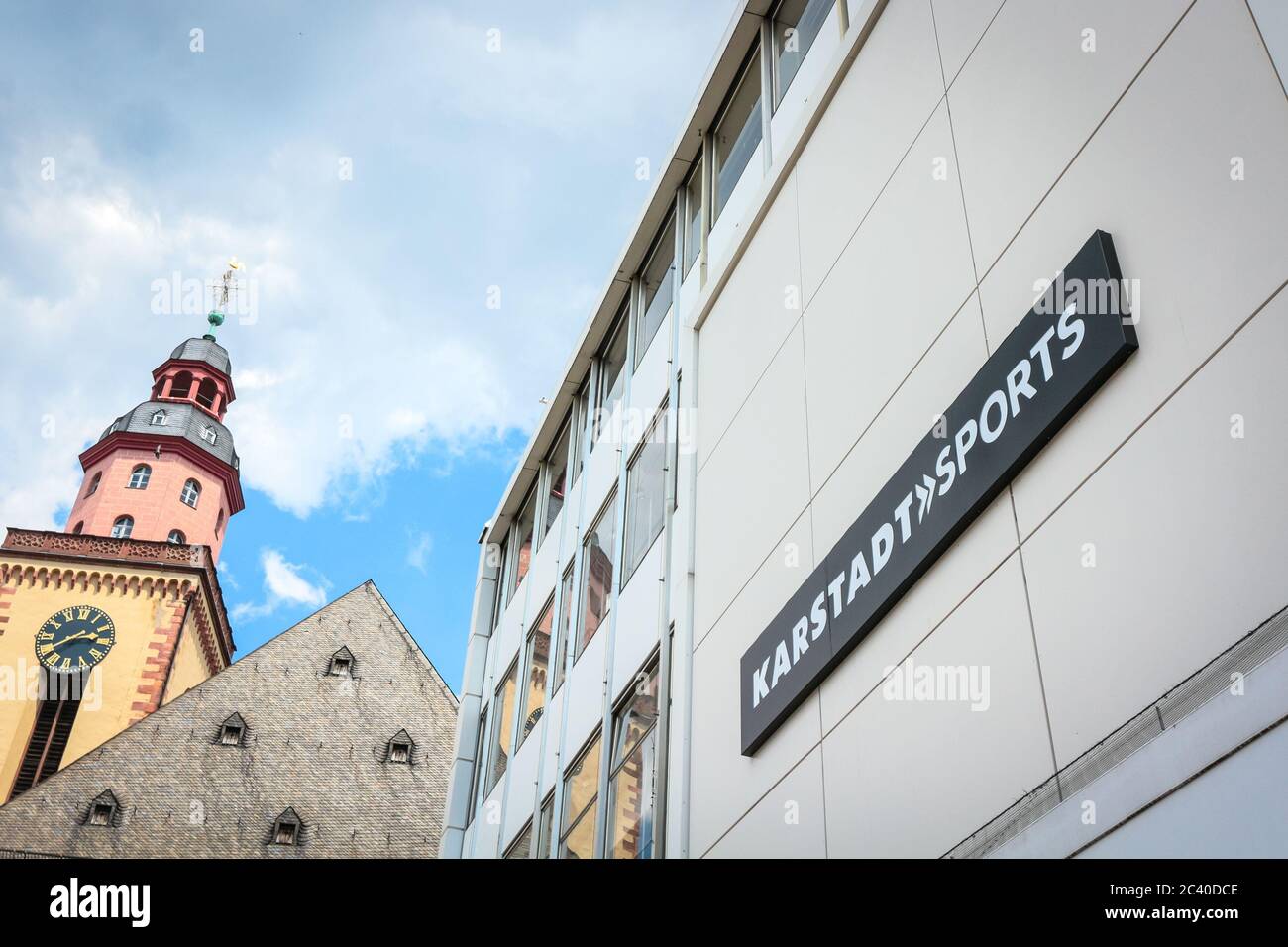 Karstadt Sports Kaufhaus am Hauptwache, Frankfurt, Deutschland. Der Einzelhändler kündigte während der Coronavirus-Krise die Schließung von Dutzenden von Geschäften an. Stockfoto