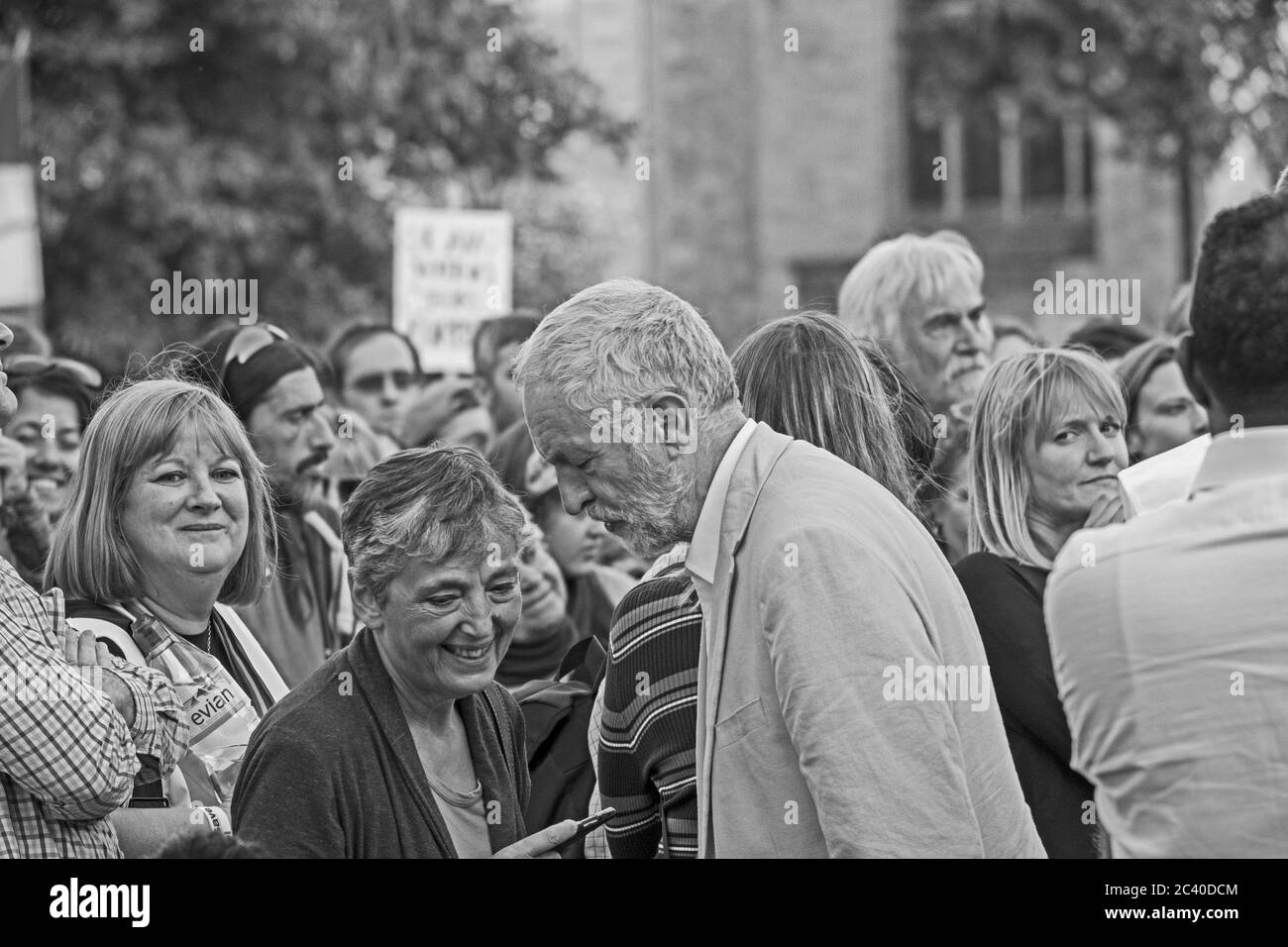 Jeremy Corbyn MP spricht mit einem Mitglied des Publikum auf einer Kundgebung am College Green in Bristol, Großbritannien am 8. August 2016. Die Kundgebung war Teil der Corbyn's Kampagne zur Wiederwahl als Führer der Labour Party. Stockfoto