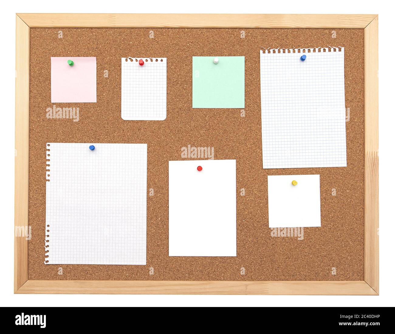 Set von leerem Papier, Notizen, Stifte auf Korkbrett, Büro-Konzept Bild Stockfoto