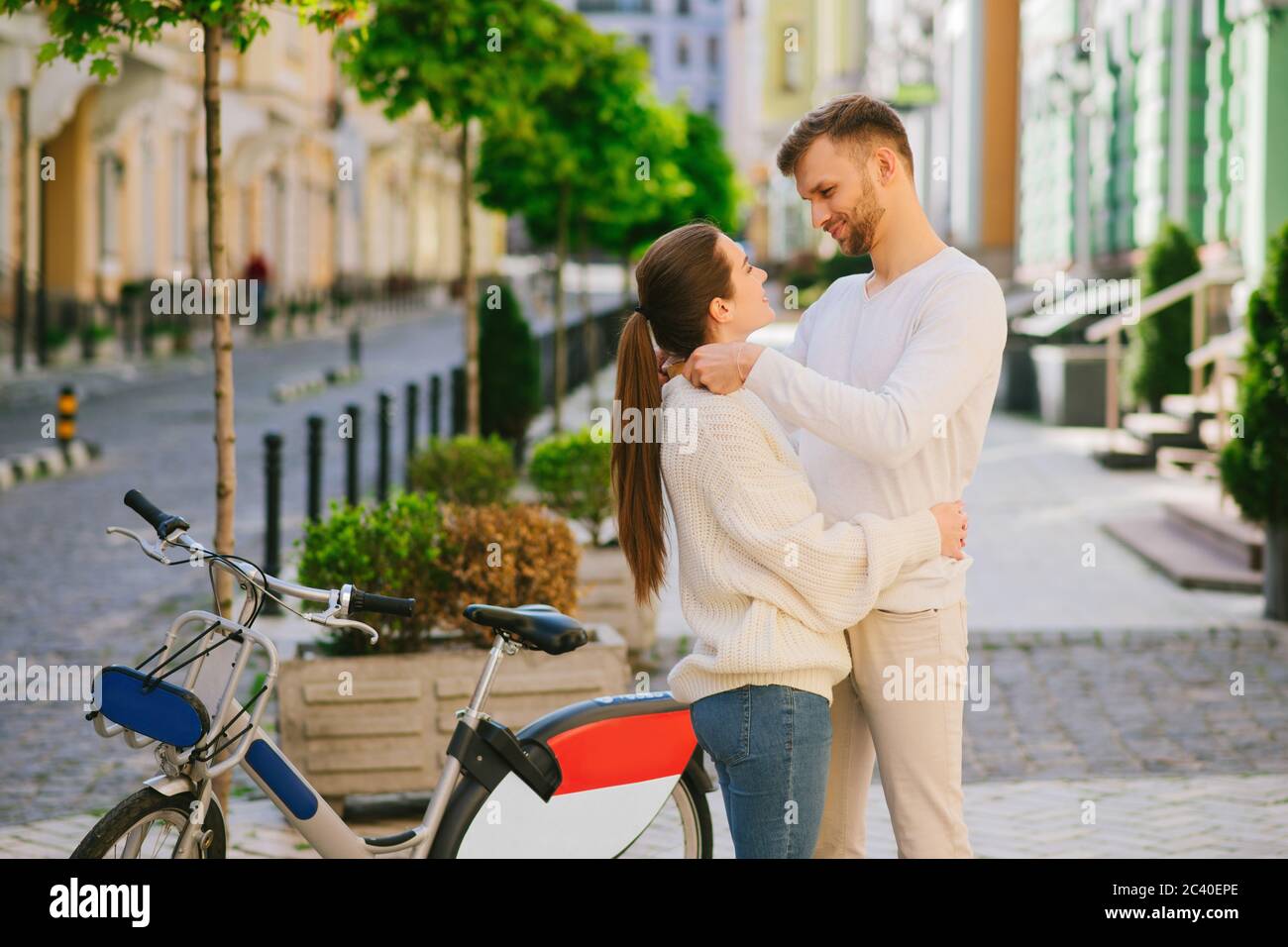 Mann und Frau stehen einander auf dem Bürgersteig gegenüber Stockfoto