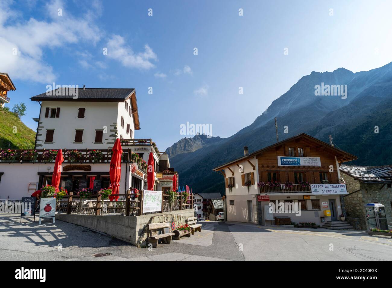 Das Dorf Arolla zuhinterst im Val d'Arolla, Kanton Wallis. In der Bildmitte die Petite Dent de Veisivi, rechts die Dent du Perroc und die Pointe des G Stockfoto