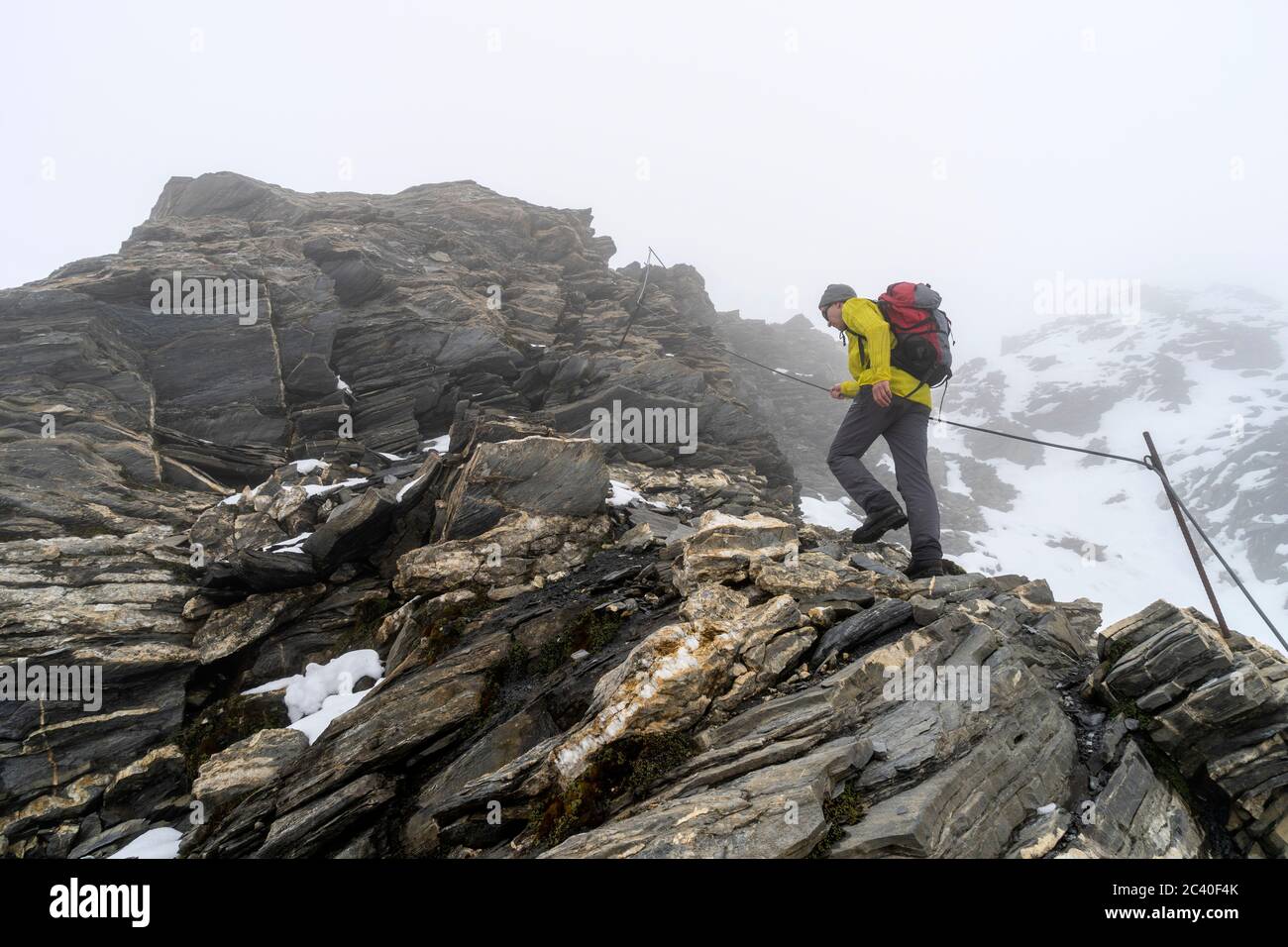 Unterwegs auf dem Südwestgrat zum Muttler. Seilgeländer erleichtern den Aufsteig über die Felsen. (Modellversion) Stockfoto