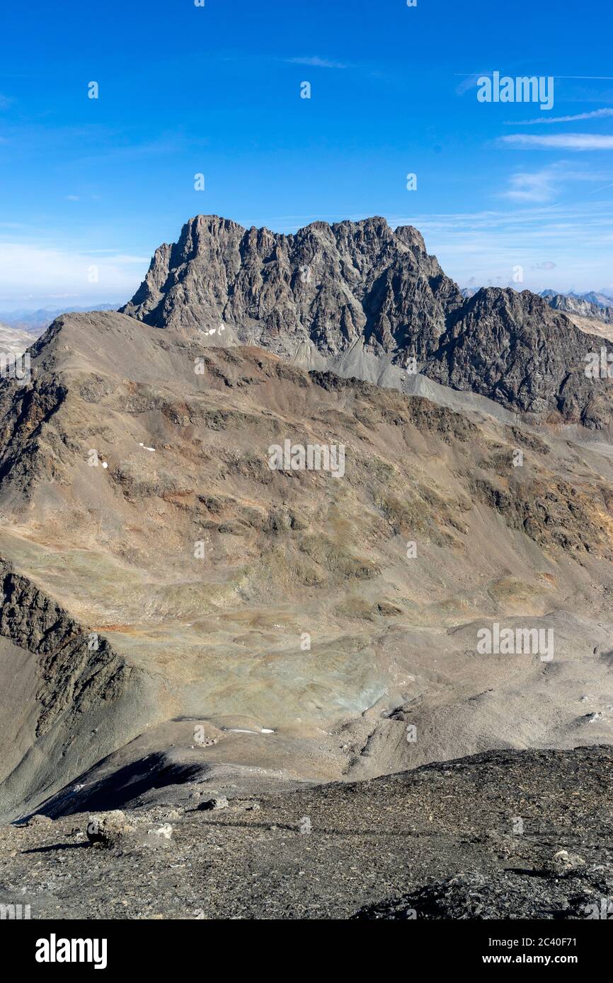 Der Piz Kesch oder Piz d'Es-cha (Gneis), Sicht vom Piz Blaisun (Kalk), zuhinterst im Val d'Es-cha, Oberengadin, Graubünden. Stockfoto