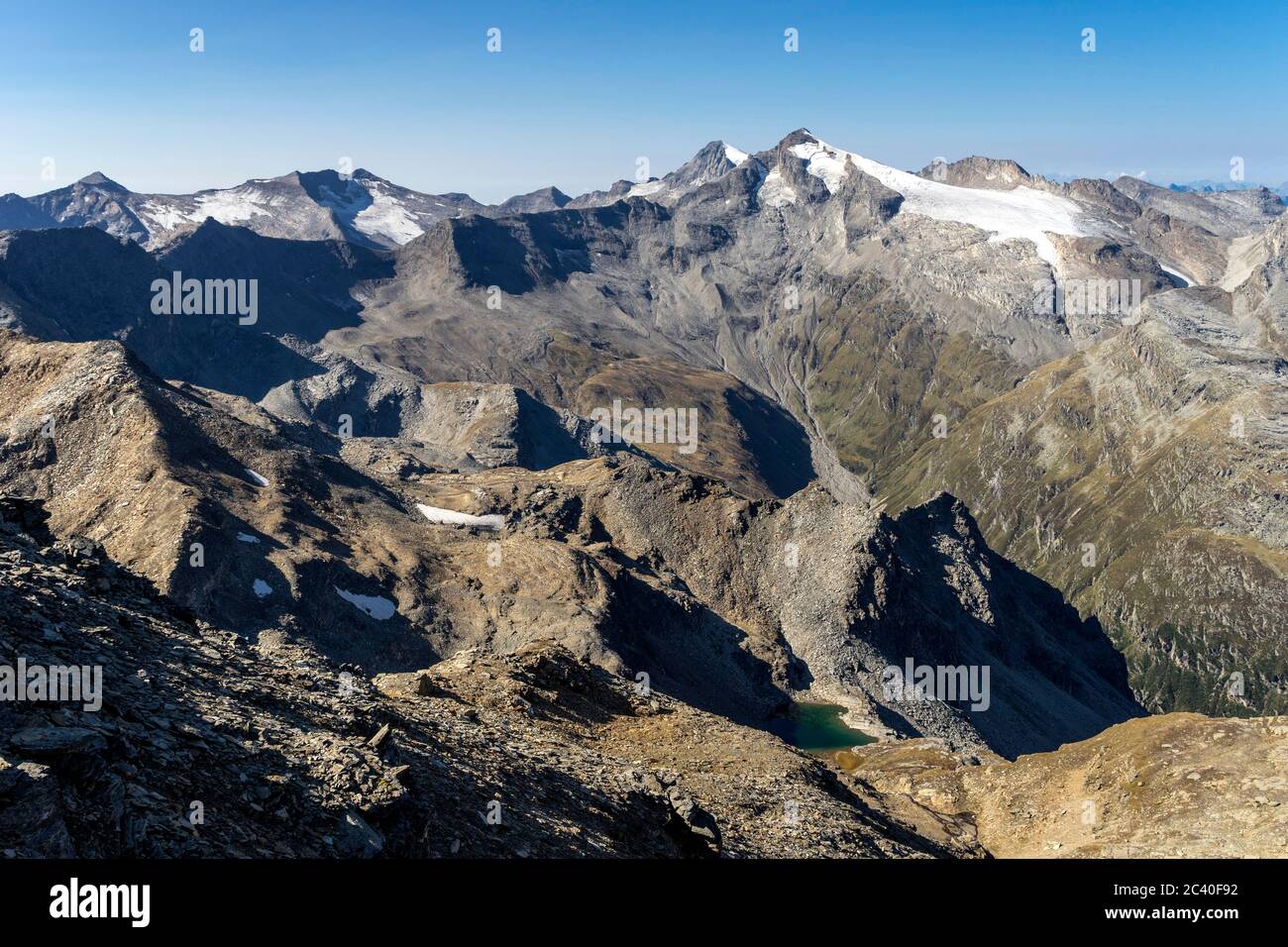 Auf dem Gipfel des Fanellhorns, Zervreila-Region, Valser Tal, Graubünden. View into Canaltal and for Güferhorn and dahinter to Rheinwaldhorn Stockfoto